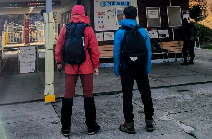 名入れ熊鈴をリュックにつけている